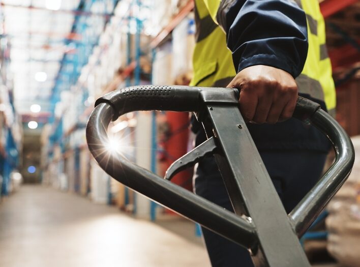 優先出荷や緊急対応が増え、物流現場が混乱している